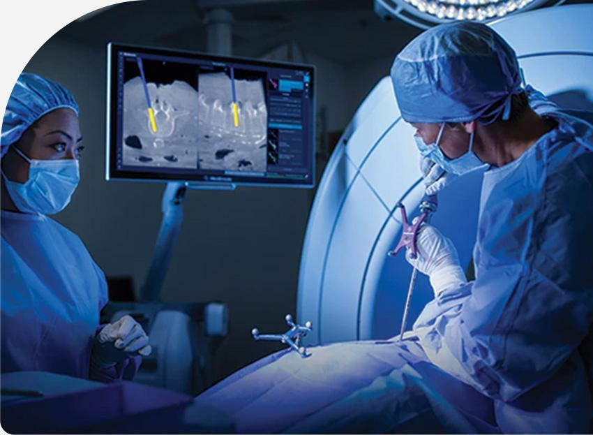 Equipe médica em cirurgia assistida por imagem